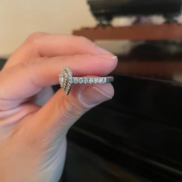 Elegant Silver Teardrop Ring - Picture 3 of 5